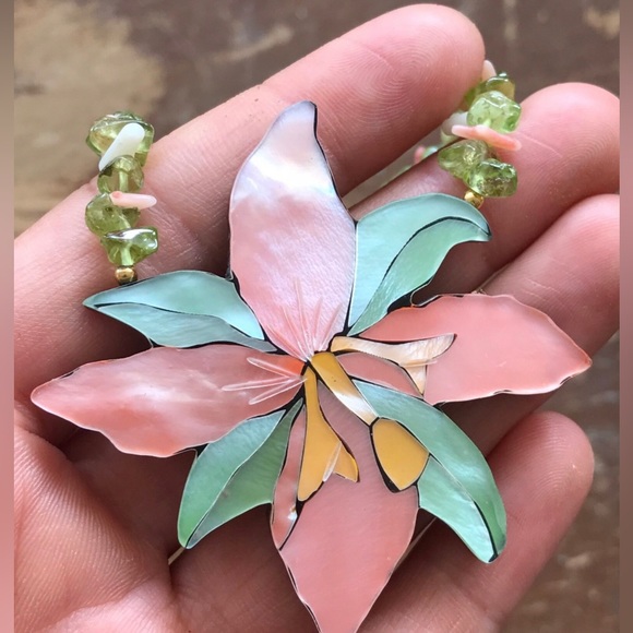 Real Mother of Pearl Hawaiian Flower Mermaid Necklace - Picture 3 of 5